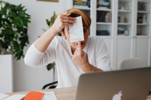 Faktura och pappersarbete vid laptop