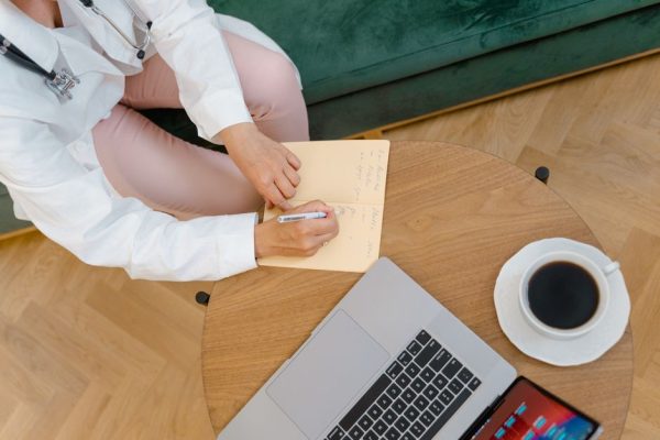 Läkare planerar verksamhet vid skrivbord