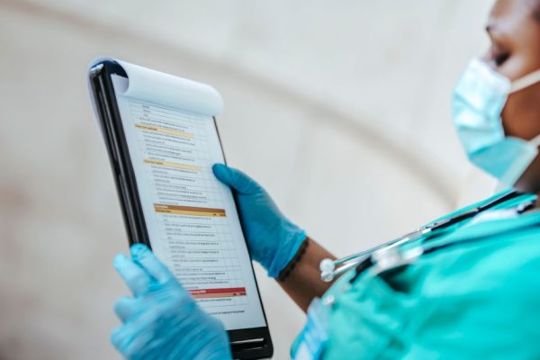 Checklista på klippbräda i klinikmiljö